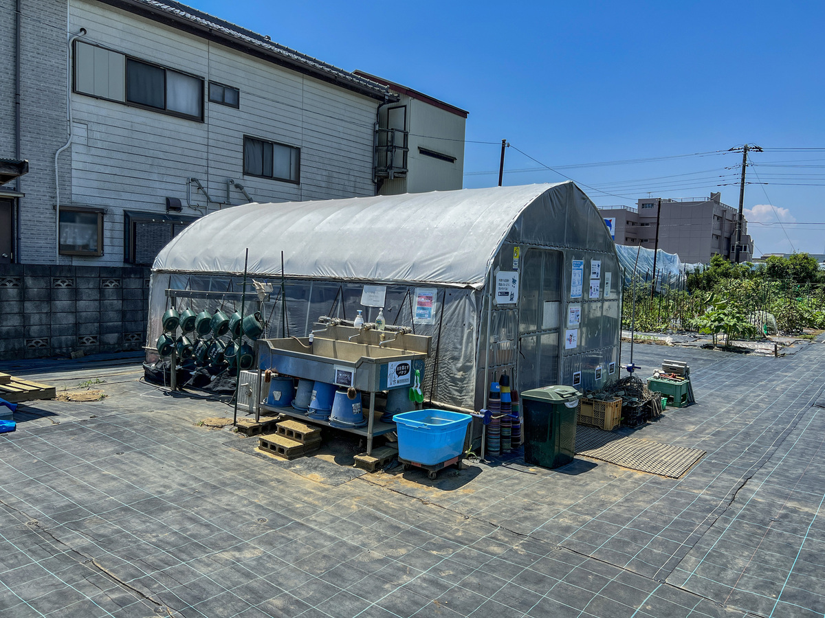 道具や栽培資料がそろうハウス